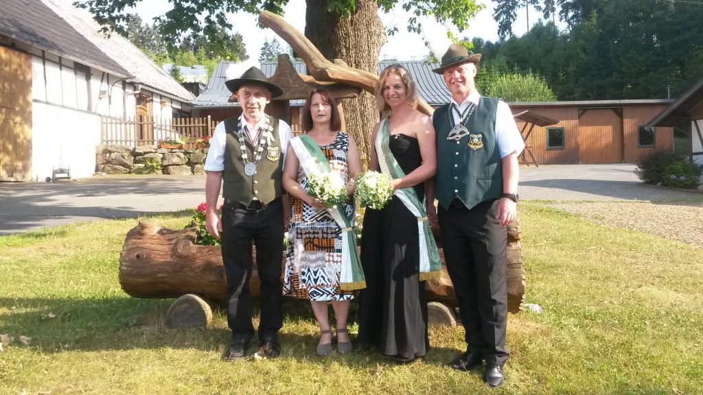 (von links): Das Kaiserpaar Peter und Silvia Stuff und das Königspaar Sabrina und Peter Niklas freuen sich auf das Schützenfest in Scheiderwald. von Ingrid Burghaus