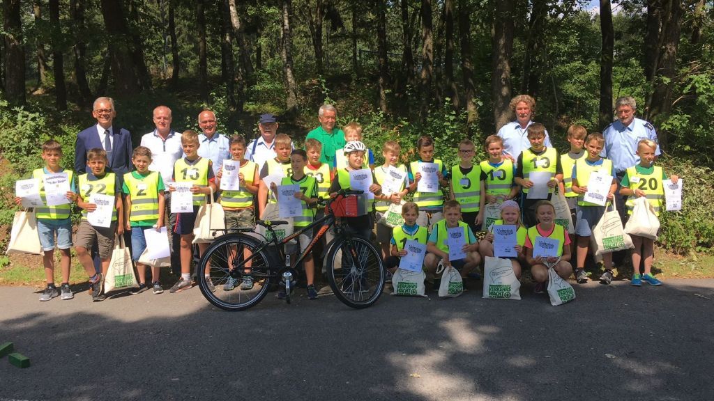 Beim "Tag der Sieger" kamen die besten Radfahrer der Grundschulen zusammen. von Kreispolizeibehörde Olpe