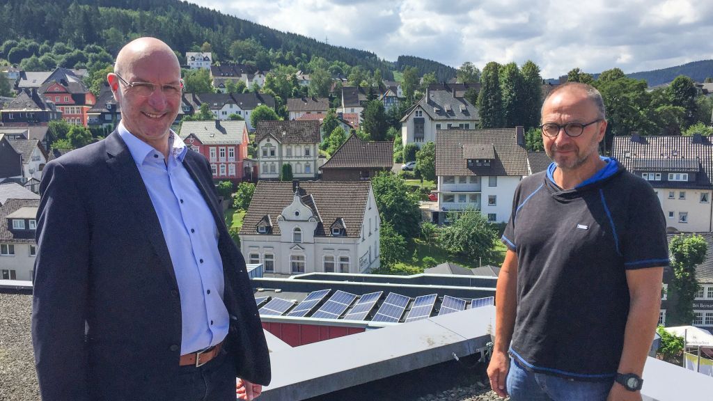 Bürgermeister Stefan Hundt und Paul Kleffmann (rechts) stellten die Photovoltaikanlagen auf dem Rathausdach vor. von Christine Schmidt