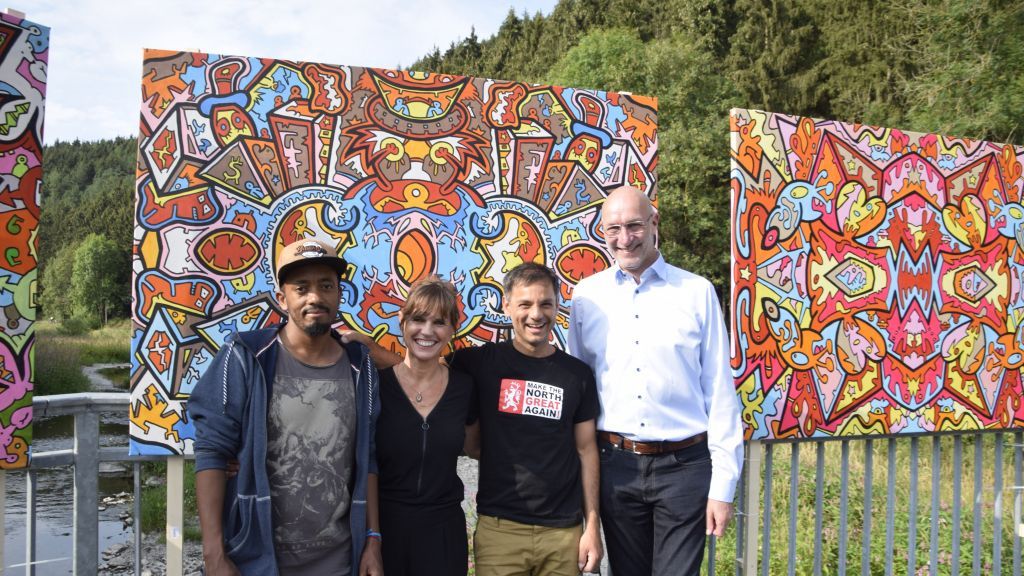 Der Künstler Sami Gebermariam mit Organisatorin Gabi Selbach, Künstler Chris Reddy und Bürgermeister Stefan Hundt. von Sina Schneider