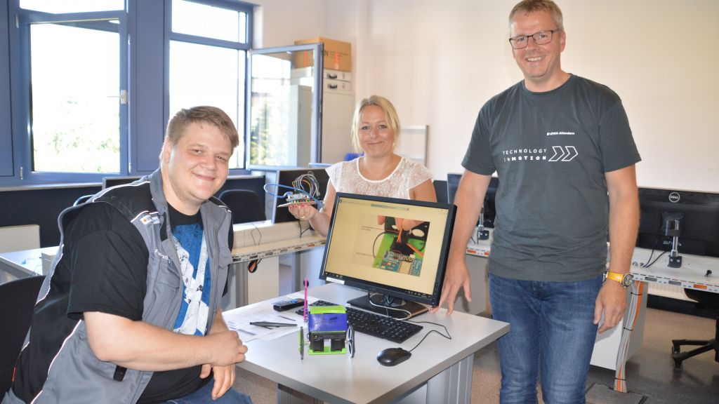 Felix Kersting, Kathrin Wacker-Bieker und Andreas Sommerhoff (von links) mit dem Roboter des Technik-Camps II. von Barbara Sander-Graetz