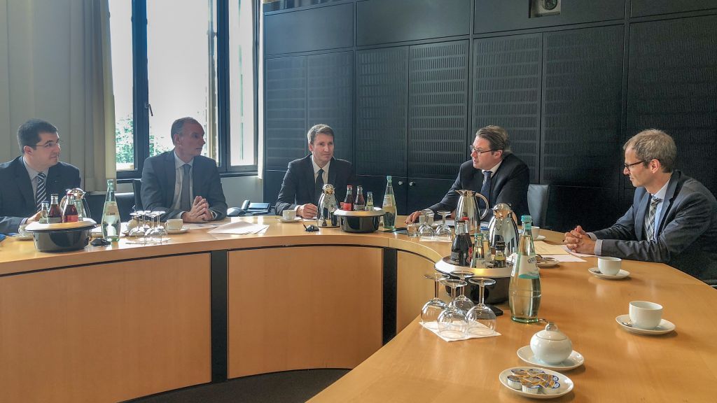 Bundesverkehrsminister Andreas Scheuer (CSU; 2. von rechts) informierte Matthias Heider (2. von links) über die Pläne der Bundesregierung. von Büro Heider