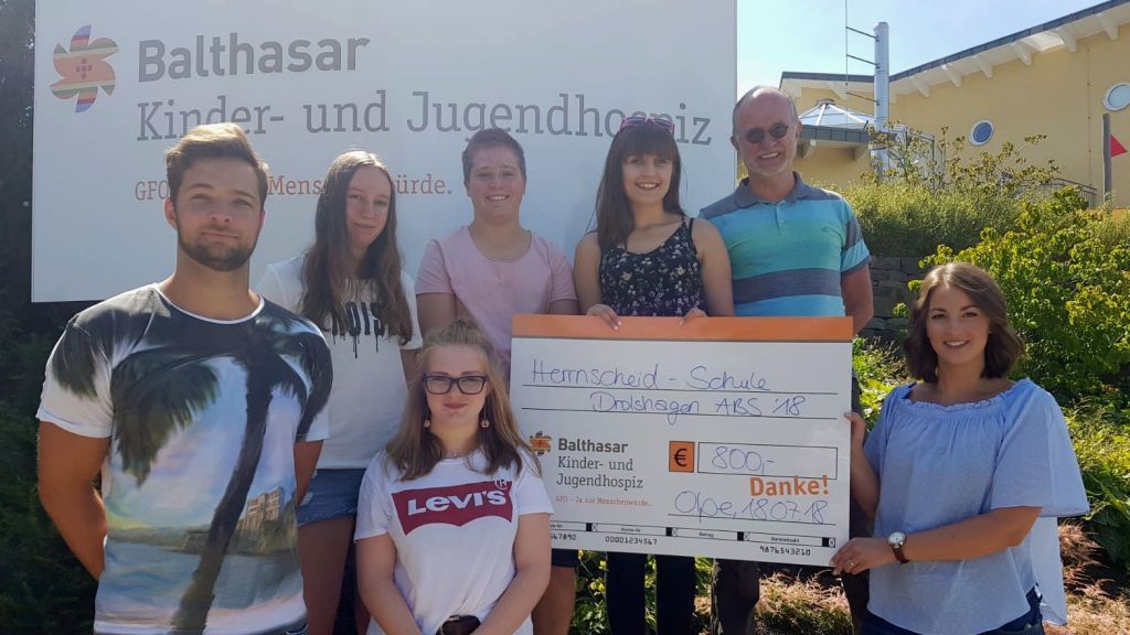 Einen Spendenscheck von 800 Euro überreichten die Schüler aus Drolshagen an das Kinderhospiz Balthasar. von privat