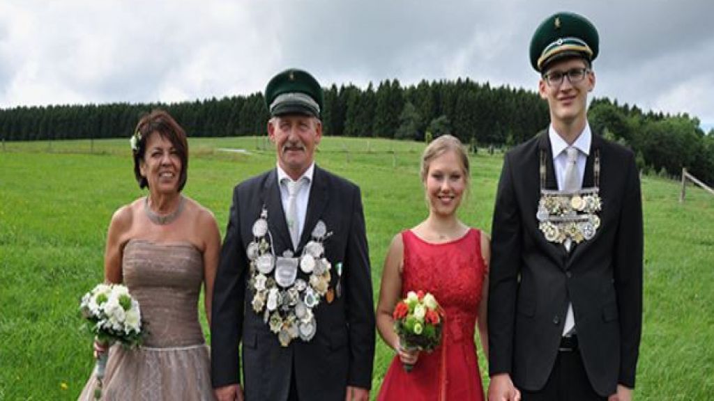 Das Königspaar Rainer und Roswitha Necke mit dem Jungschützenkönigspaar David Färber und Lea Konrad. von privat