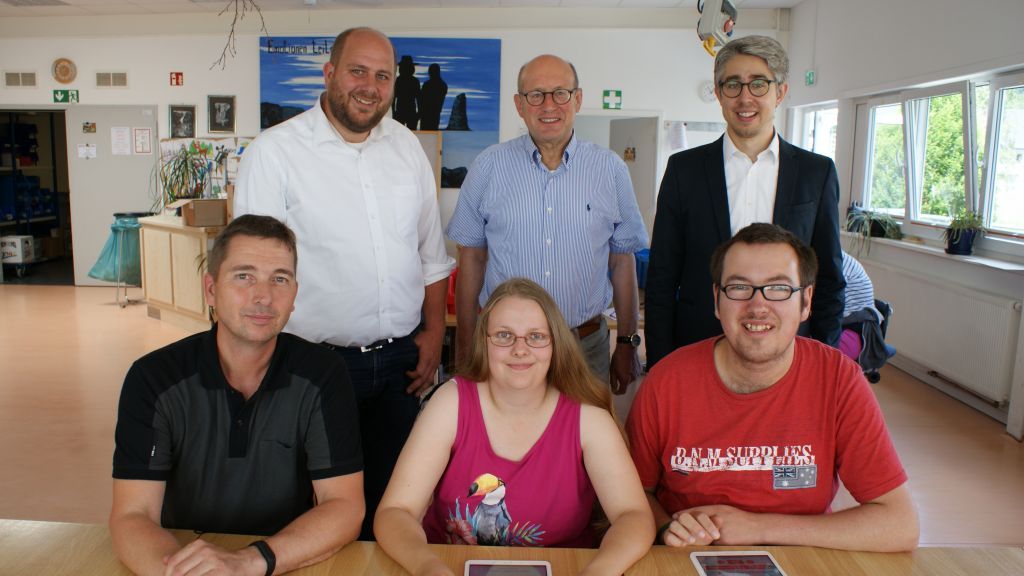 Felix Berghoff (hinten rechts) Geschäftsführer ontavio GmbH, überreichte die Tablets an die Lenne-Werkstatt. von Andrea Schulte