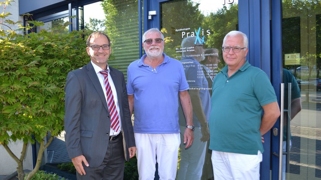 Freuen sich über die erfolgreiche MVZ-Gründung (von links): Geschäftsführer Johannes Schmitz, Dr. Josef Lapka und Jaroslaw Priebe. von privat