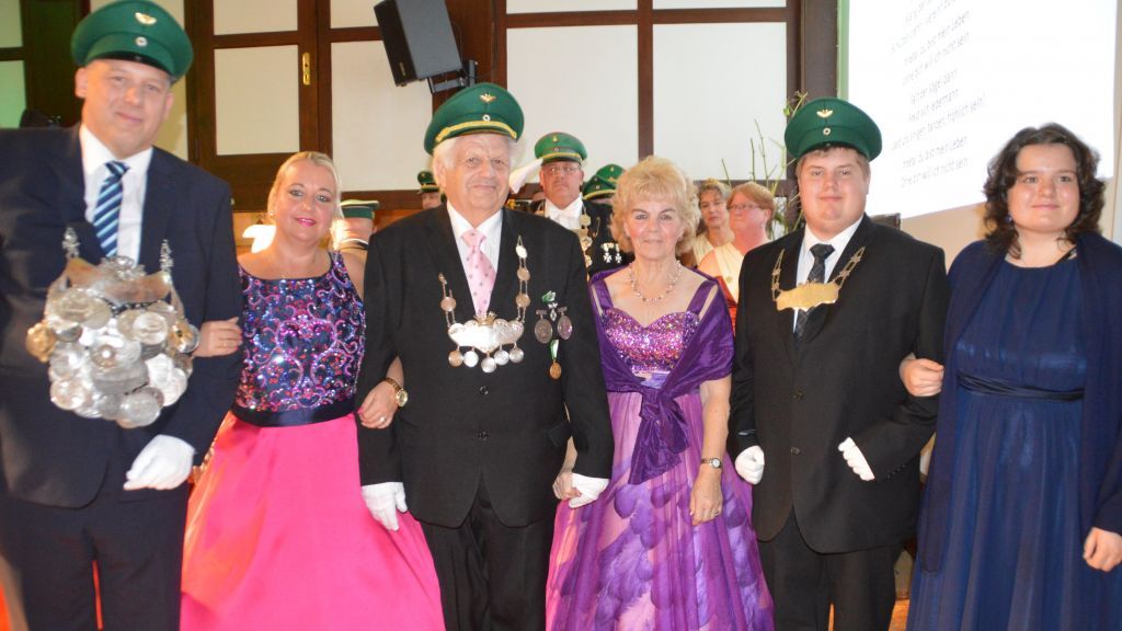 Königs-, Kaiser- und Jungschützenkönigspaar freuen sich auf das Schützenfest. von Barbara Sander-Graetz
