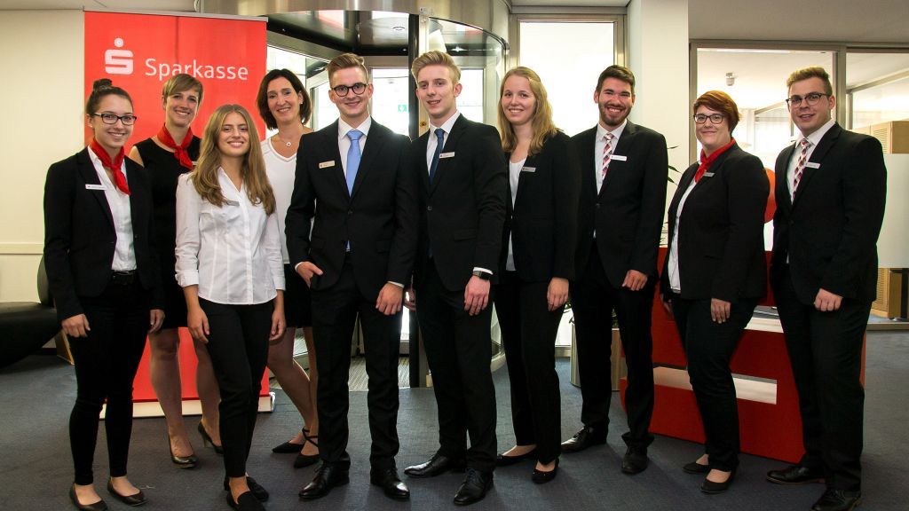 Motiviert starteten die acht neuen Auszubildenden ins Berufsleben. von Sparkasse