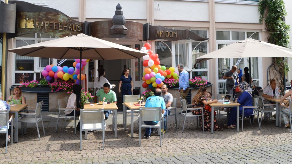 Es herrscht wieder Leben im Kaffeehaus am Dom in Attendorn. von Barbara Sander-Graetz