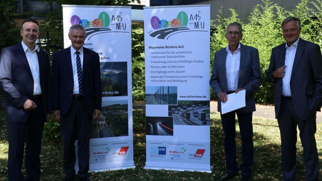 Stellten den Fotowettbewerb zur A45 vor: (von rechts) IHK-Präsident Felix G. Hensel, Karl-Hermann Metz (Landesbetrieb Straßenbau NRW) sowie Klaus Gräbener und Hans-Peter Langer (beide IHK Siegen). von privat