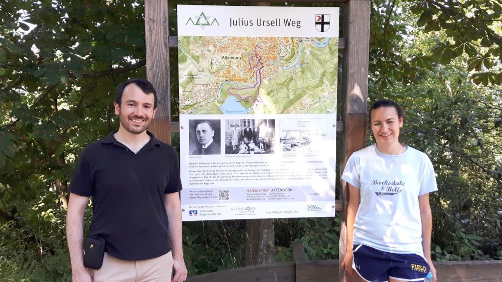 Emotionale Tage erlebte Paul Selker aus Washington DC in der Hansestadt Attendorn. Der US-Amerikaner nahm zusammen mit seiner Lebensgefährtin Kata Solow den Wanderweg, der in Gedenken an seinen Urgroßvater Julius Ursell in Attendorn entstanden ist, unter seine Wanderschuhe. von privat