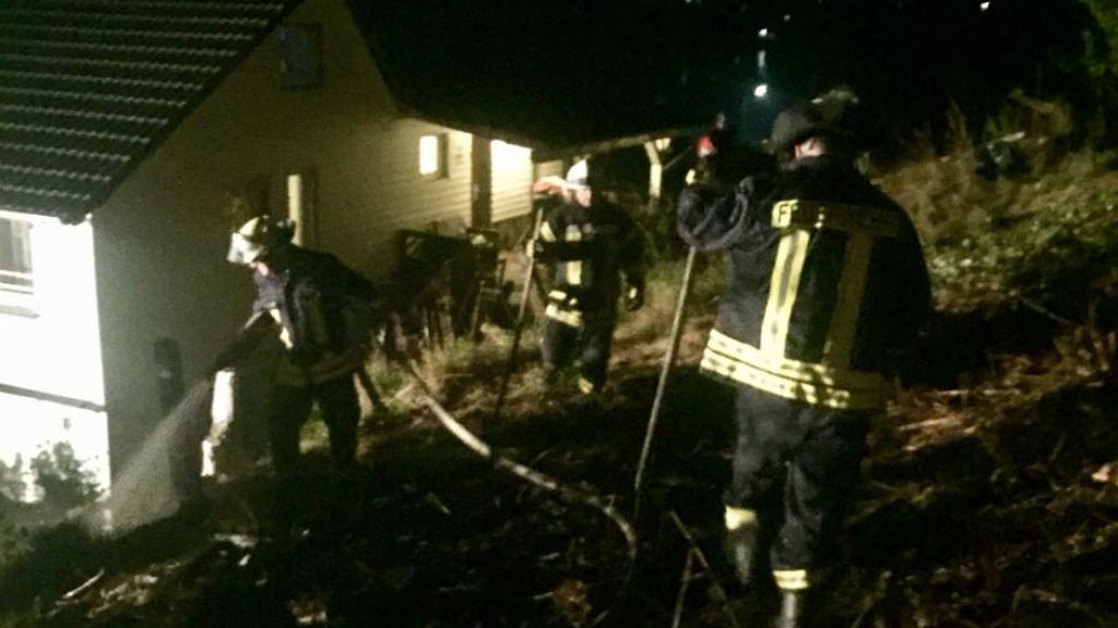 Löscheinsatz im Dunkeln: Die Feuerwehr Drolshagen hat am Montagabend ein auf einer Böschung ausgebrochenes Feuer gelöscht. von Feuerwehr Drolshagen