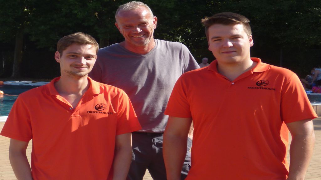 Michael Reinschmidt (neuer Auszubildender), Klaus Spille (Betriebsleiter), Fabian Schell (Fachangestellter für Bäderbetriebe); von links. von privat