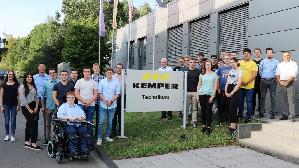 17 Auszubildende und drei duale Studenten haben bei der Gebr. Kemper GmbH + Co. KG in Olpe ihren Berufsweg begonnen. von Gebr. Kemper
