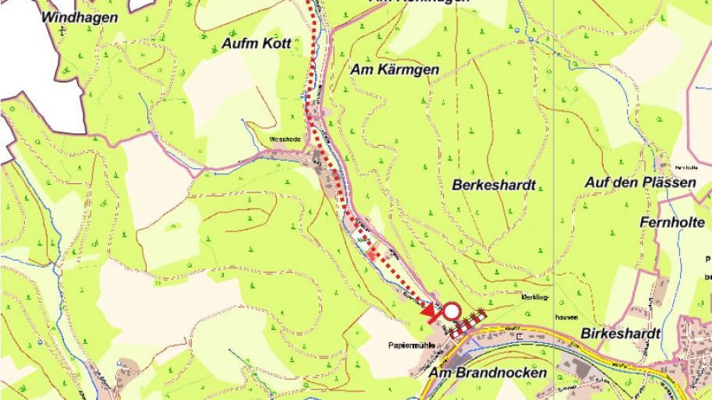 In Weschede wird die Fahrbahndecke der Wesetalstraße  zwischen Papiermühle und Beukenbeul erneuert. von Hansestadt Attendorn