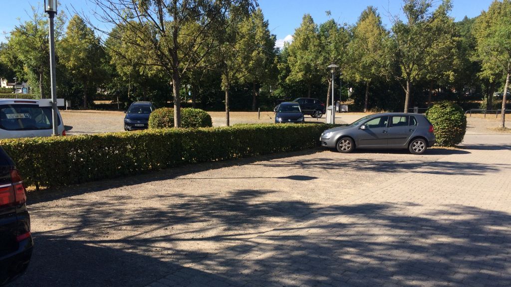 Blick auf den Rathaus-Parkplatz in Wenden, der demnächst erneuert werden soll. von privat