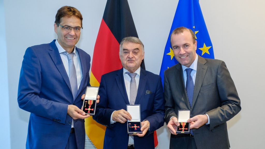 Peter Liese, Herbert Reul und Manfred Werber bei der Verleihung des Bundesverdienstkreuzes in Straßburg. von EPP Photo Gallery