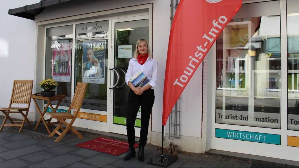 Janis Hemamou an der Tourist-Info in Attendorn. von Hansestadt Attendorn