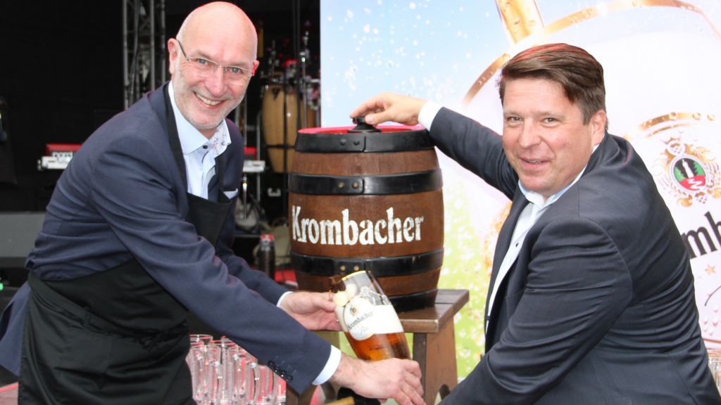 Fast schon ein eingespieltes Team: Bürgermeister Stefan Hundt (links) und Jens Selter von der Krombacher Brauerei wissen, wie man ein Fass ansticht und damit ein Stadtfest eröffnet. von Kerstin Sauer