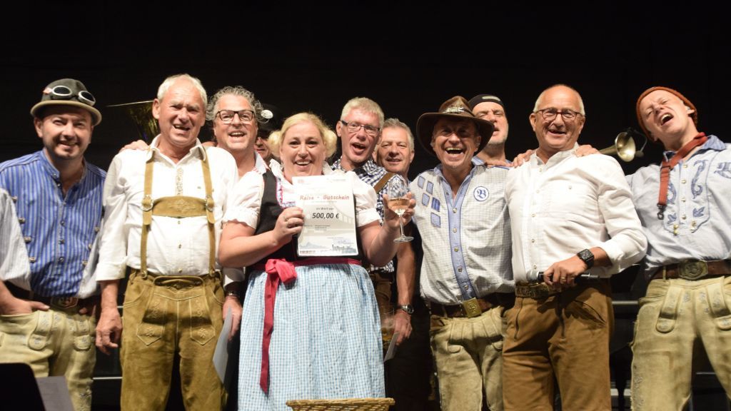 Stadtfest-Organisator Clemens Lüdtke (2. von rechts) und die „Blechblos´n“ gratulieren den vier Gewinnern des Trachten-Wettbewerbs. von Sven Prillwitz