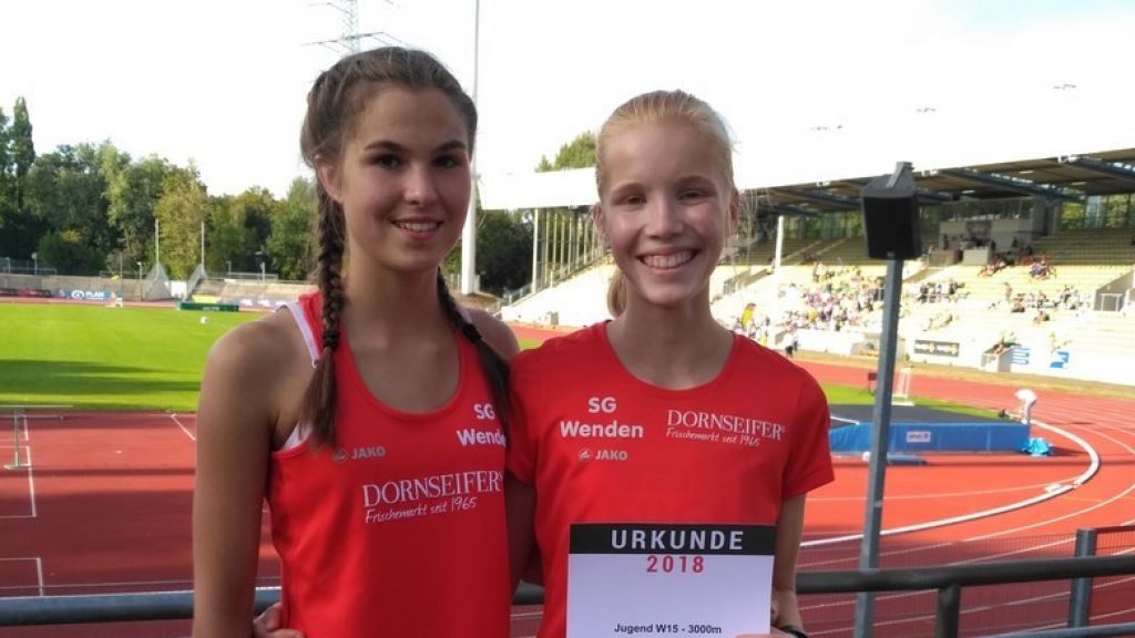Toppten ihre bisherigen Bestzeiten über 3000 Meter jeweils um gut vier Sekunden: Johanna Pulte (links) und Carolin Schmidt von der SG Wenden in Wattenscheid. von privat