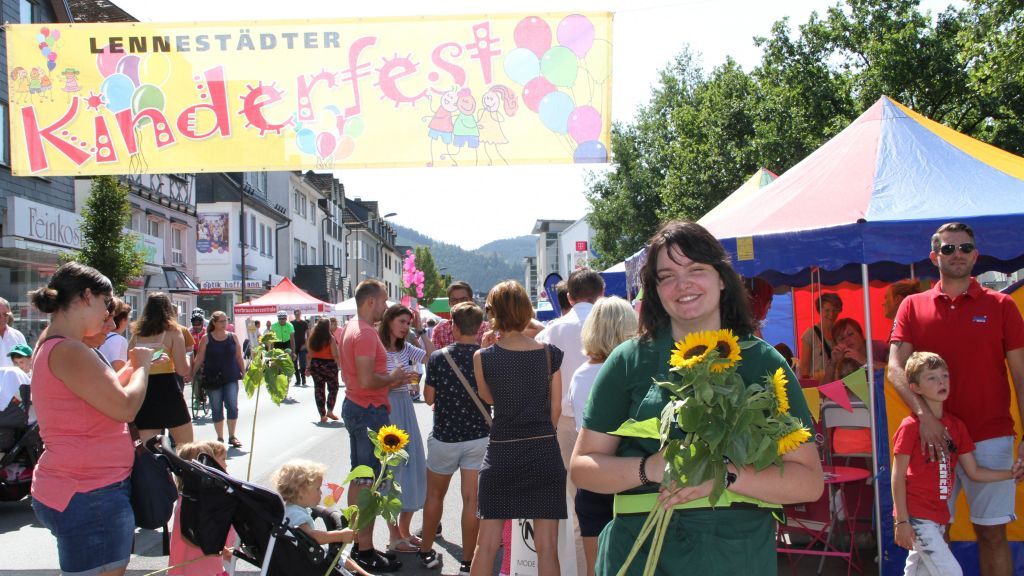 2500 Sonnenblumen wurden am Stadtfest-Sonntag an die weiblichen Besucher verteilt. von Kerstin Sauer