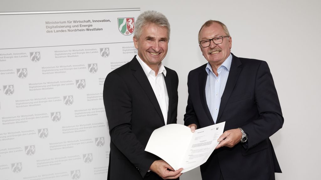 Minister Prof. Dr. Andreas Pinkwart (links) überreichte Landrat Frank Beckehoff den Zuwendungsbescheid. von ©MWIDE NRW/ F. Wiedemeier