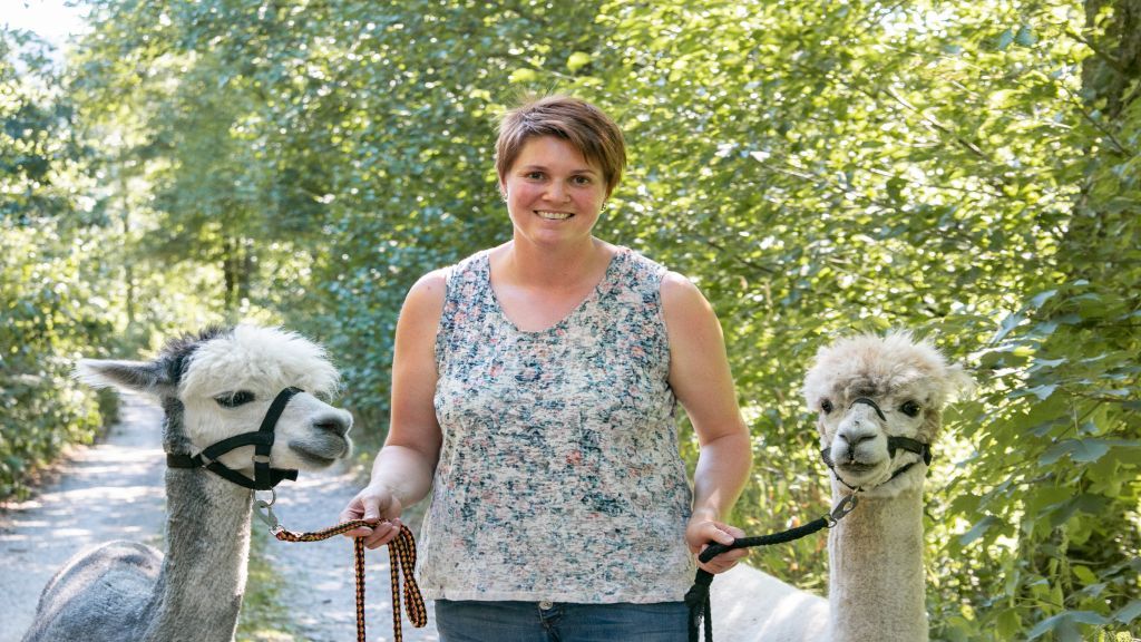 Karin Simon bietet Wanderungen mit Alpakas und Lamas an. Hier ist sie mit Elvis (links) und Flausch unterwegs. von Christine Schmidt