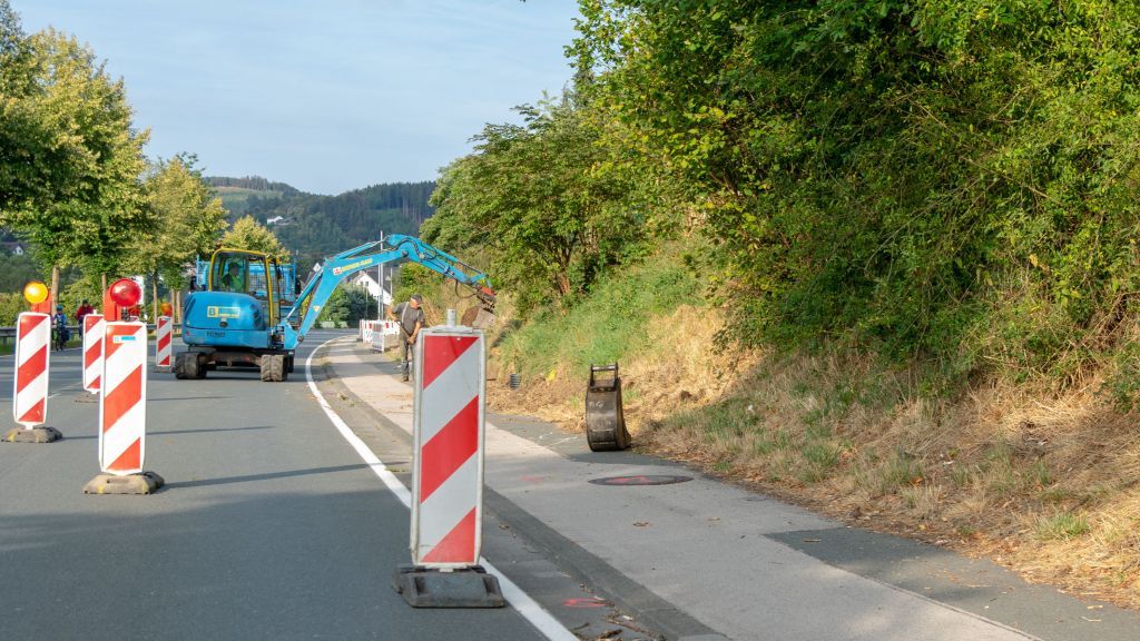 Die Bauarbeiten für die Fuß- und Radwegbeleuchtung zwischen Altenhundem und Kickenbach haben begonnen. von Nils Dinkel