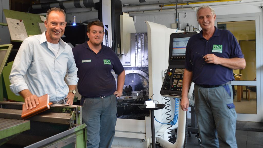 Jochen Ritter zusammen mit den Geschäftsführern Sven und Michael Steinberg (von links) der Firma Sprenger. von Barbara Sander-Graetz