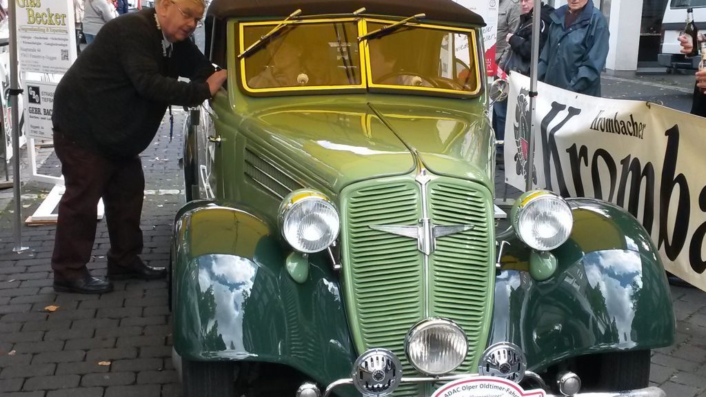 Zielankunft an der Kölner Straße: Thorsten und Neele Flick mit einem Adler aus dem Jahr 1939. von privat