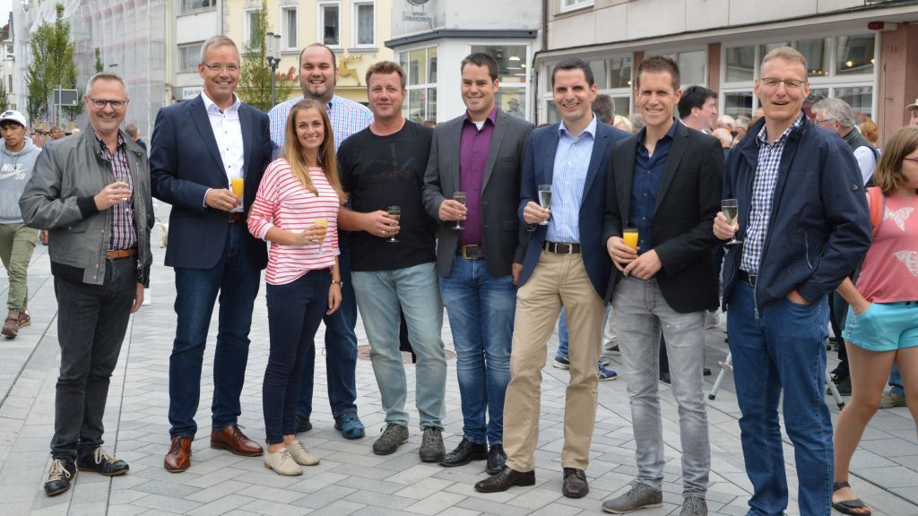 Mit einem Gläschen Sekt wurde auf die Eröffnung angestoßen. von Barbara Sander-Graetz