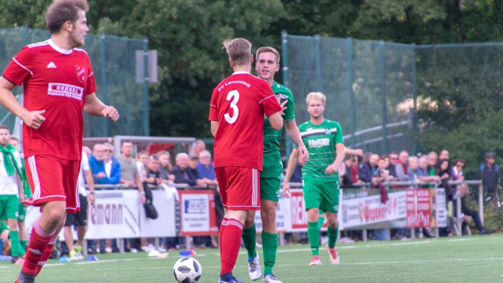 Erhitzte Gemüter im Derby: Die Spieler beider Mannschaften gerieten immer wieder aneinander. von s: Nils Dinkel