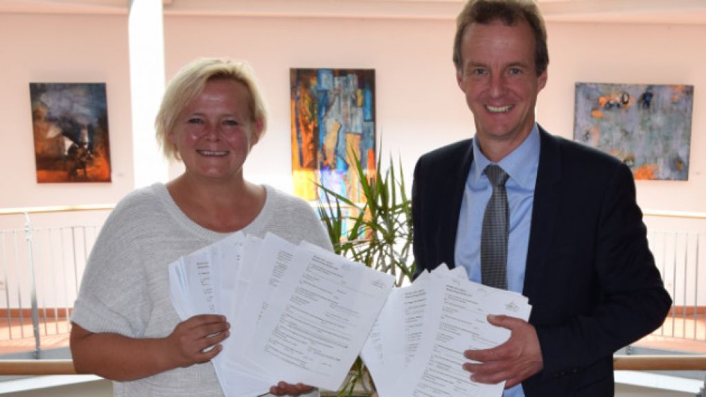 Bürgermeister Bernd Clemens und Nicole Williams freuen sich bereits jetzt über die gute Bürgerbeteiligung. von privat