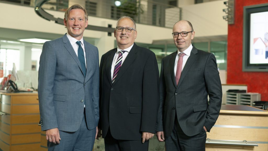 Nach 35 Jahren im Dienst der Sparkasse Olpe-Drolshagen-Wenden verabschiedet sich Werner Rudolph (Mitte) in der kommenden Woche in den Ruhestand. Sparkassendirektor Wilhelm Rücker (rechts) dankt seinem langjährigen Mitarbeiter und stellt nun Nachfolger Björn Scheper (links) vor. von Sparkasse ODW