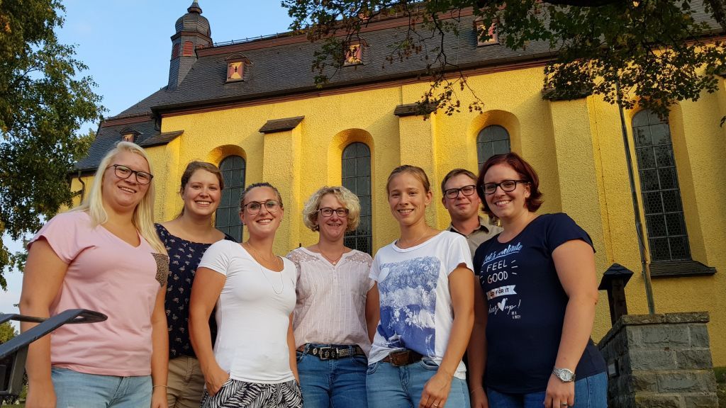 Zwei Teams, zwei Orte - eine gemeinsame Mission: Selina Hees, Sarah Halbe, Marina Stracke, Christina Schneider, Caro Tump, Markus Koch und Christina Kaufmann (von links) bieten künftig die Bilderbuch-Andachten in zwei Orten des Pastoralverbundes Wendener Land an. von privat