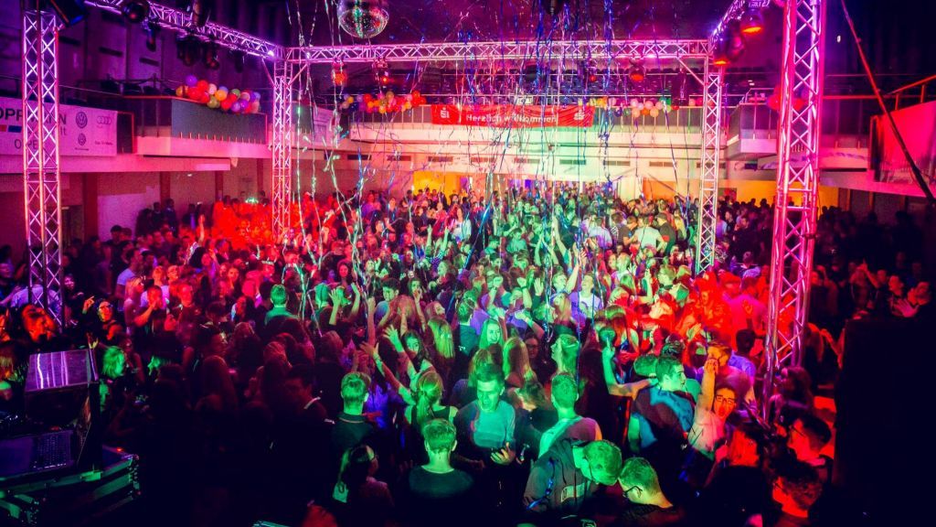„2000er Party feat. Hanse Beats“ heißt die neue Party in der Stadthalle Attendorn. Den Gästen werden Shuttle-Busse für die Rückfahrt angeboten. von ©Jana Hof