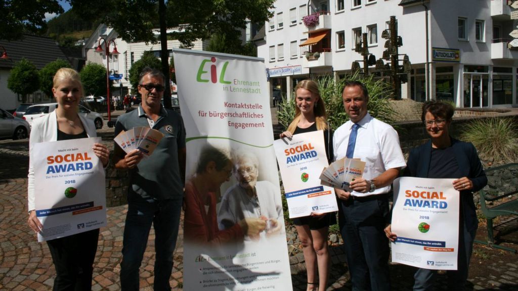 Freuen sich auf zahlreiche Nominierungen für den Social Award 2018: Ausbildungsleiterin Luisa Iarossi (von links), Axel Sobbeck (Ehrenamt in Lennestadt), Franziska Kaiser, Frank Segref und Petra Sprenger (Volksbank Bigge-Lenne). von Volksbank Bigge-Lenne