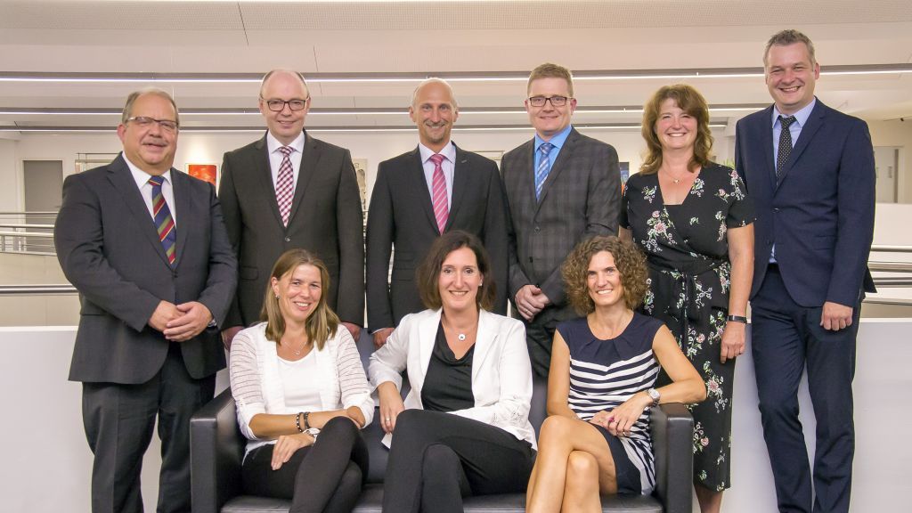 Die Sparkassendirektoren Dieter Kohlmeier (links) und Wilhelm Rücker (Zweiter von links.) sowie die Personalabteilung vertreten durch Anne Sieler (Zweite von rechts) und der Personalratsvorsit-zende Christian Hombach (rechts) ehrten jetzt Andreas Stemmer (hinten, Dritter von links) und Jens Gipperich (hinten, vierter von links) sowie Nicole Stahlhacke, Monika Schulte-Brinker und Tanja Sunder (vorne, von links). von Sparkasse ODW