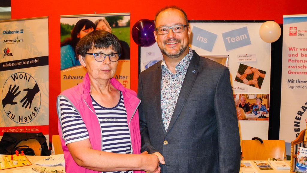 Auf der Seniorenmesse bedankte sich Pfarrer Dr. Christof Grote am Stand von Kirchengemeinde, Agil und dem Diakonischen Werk für die kreative Namensgebung der Möbelbörse bei Annemarie Hüttner. von Guido Raith