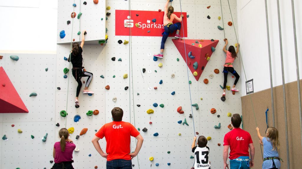 Zum Ende der Sommerferien durften die neuen S-Club Mitglieder der Sparkasse Olpe-Drolshagen-Wenden an die Kletterwand. von Sparkasse ODW