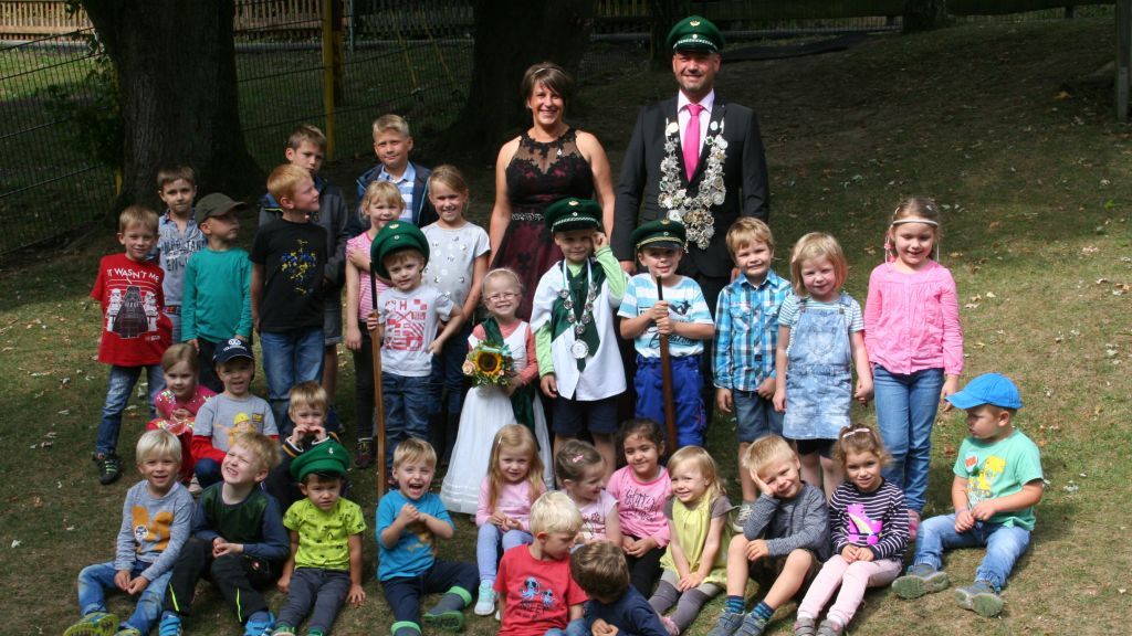 Im Katholischen Kindergarten St. Antonius Rönkhausen feiert die Kinder ihr eigenes Schützenfest. von privat