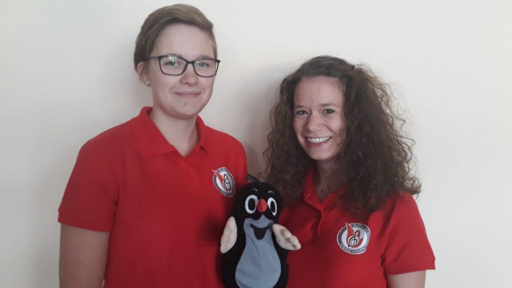 Die Leiterinnen Bettina Kaufmann und Sophia Scherer sowie das Maskottchen Pauli freuen sich auf die kleinen Musiker. von privat