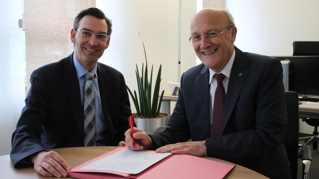 Frank Nennstiel (links) und Bürgermeister Dietmar Heß bei der Vertragsunterzeichnung des Untermietvertrages. von Sparkasse Finnentrop
