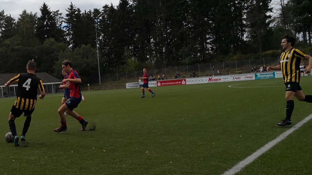 Die Heimmannschaft (schwarz-gelbe Trikots) war nach dem Spiel am Sonntag nicht gerade zu beneiden. von privat