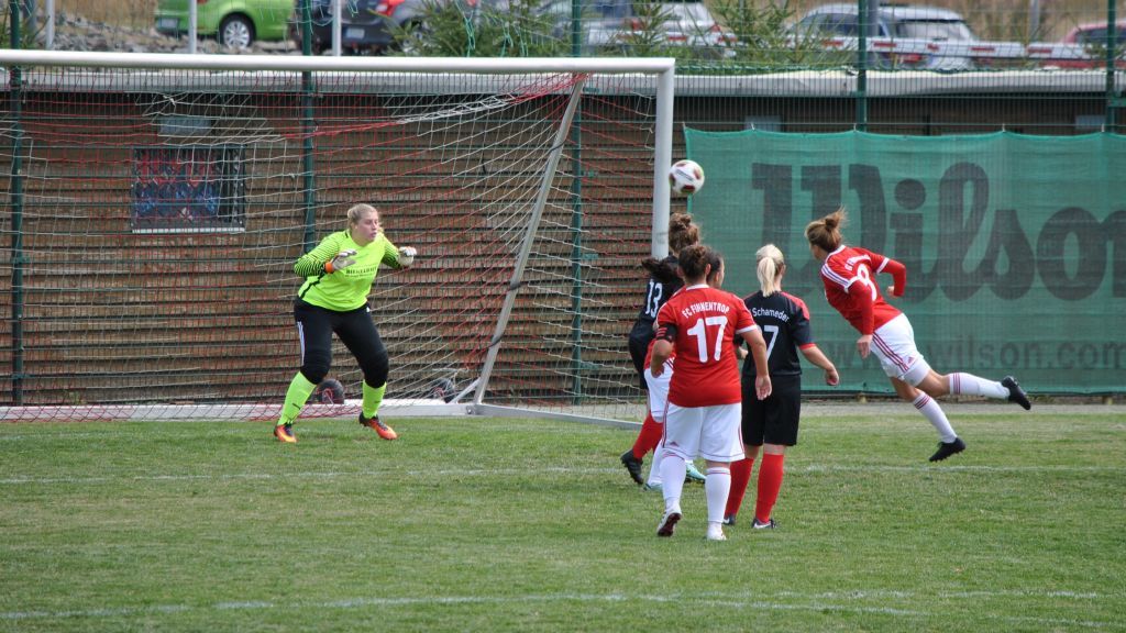 Pech für den FC Finnentrop: Denise Käsler trifft in der 35. Minute mit einem herrlicher Flugkopfball nur die Querlatte. von privat