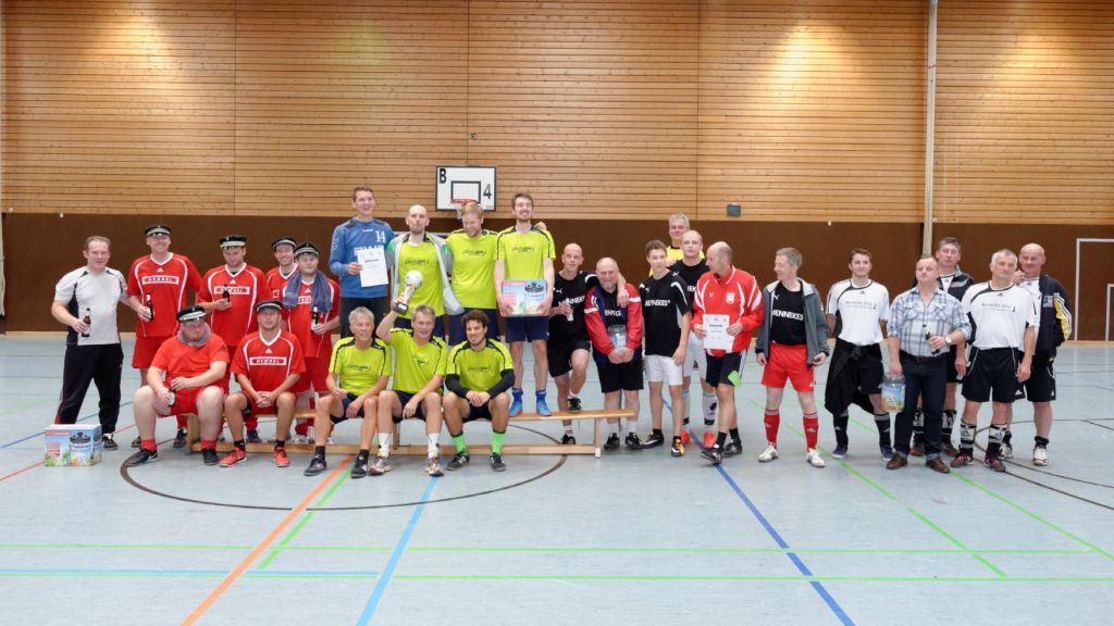 Die Siegermannschaft „All Stars 30-63“ vom Gymnasium Maria Königin (Mitte) bei der Siegerehrung. von privat