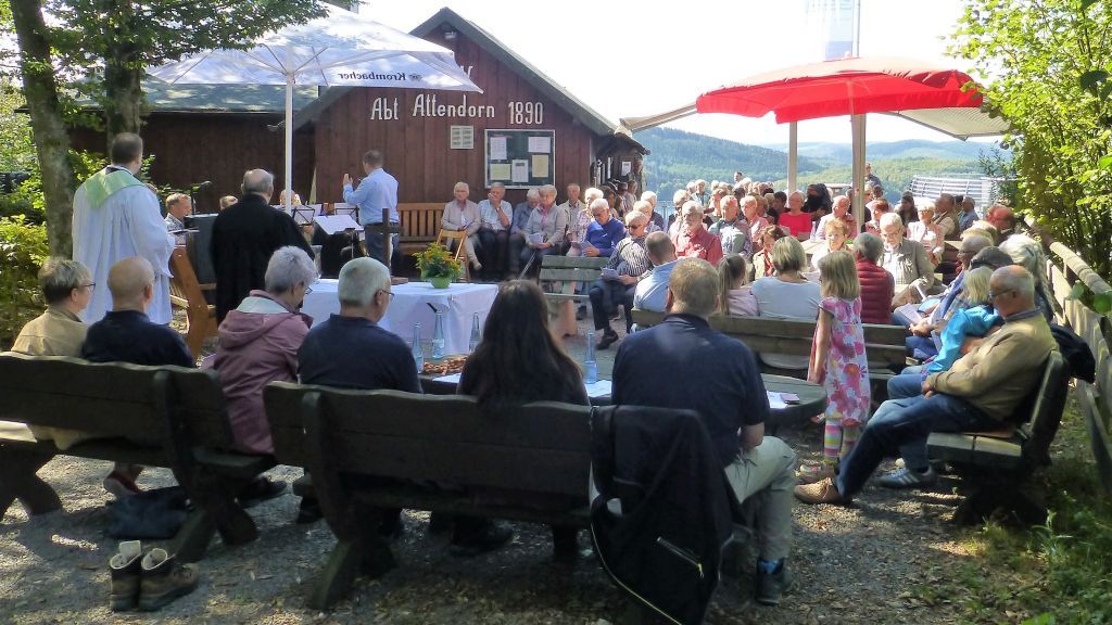 Bei strahlendem Sonnenschein feierten weit über 100 Besucher einen ökumenischen Gottesdienst hoch über dem Biggesee. von privat