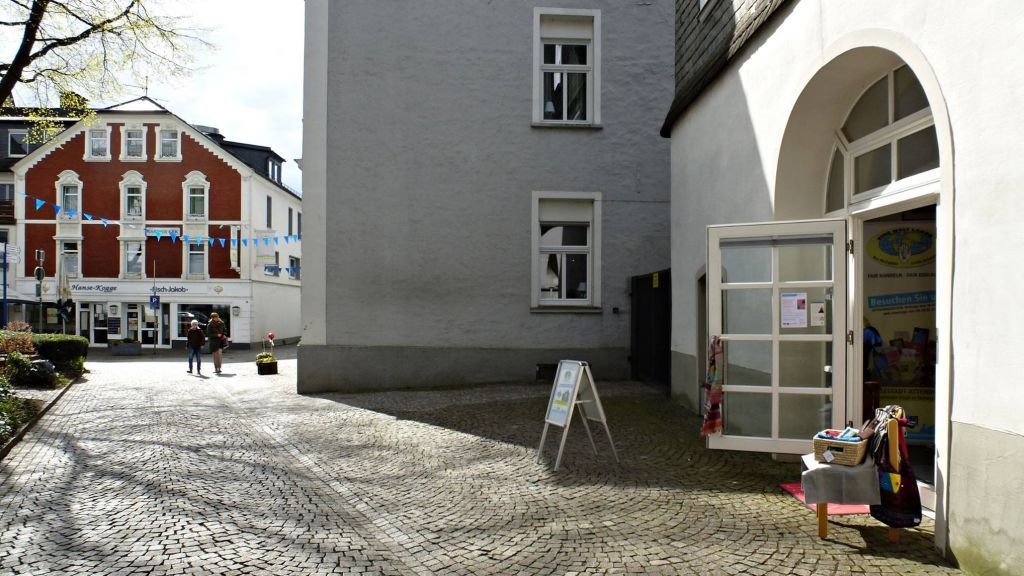 Bürgermeister Christian Pospischil steht am Samstag im Eine-Welt-Laden in Attendorn hinter der Ladentheke. von Hansestadt Attendorn