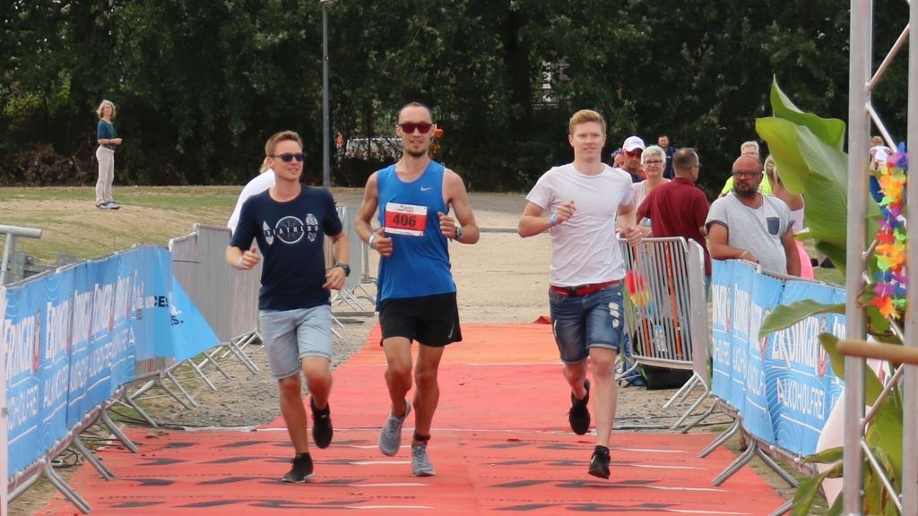 Die Athleten (von links) beim Ultra-Triathlon in Köln: Max Zbocna (Schwimmer), Andre Ziegert (Läufer) und Daniel Kaufmann (Radfahrer). von privat